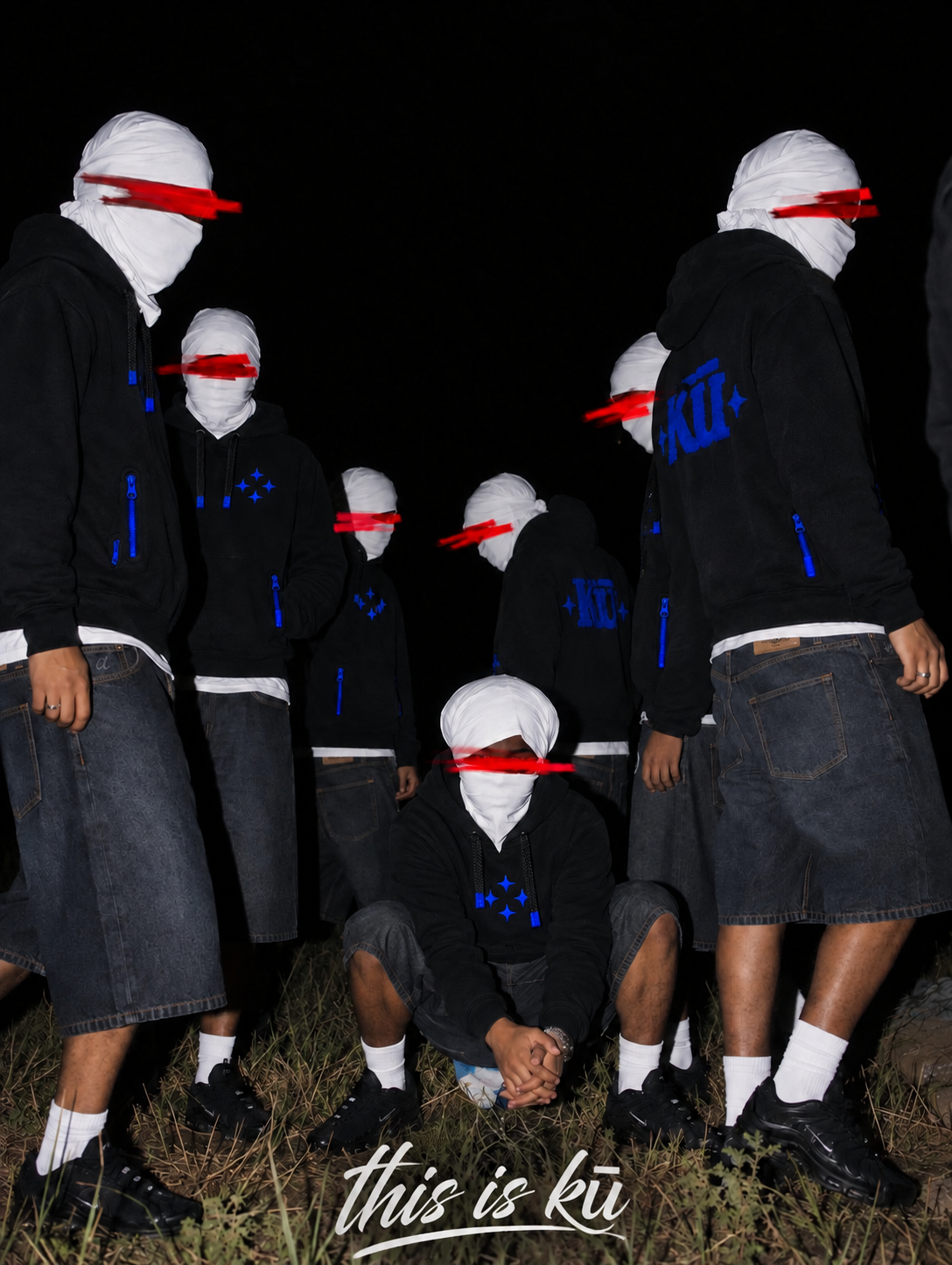 Grupo de modelos con la sudadera negra Kū Star Hoodie